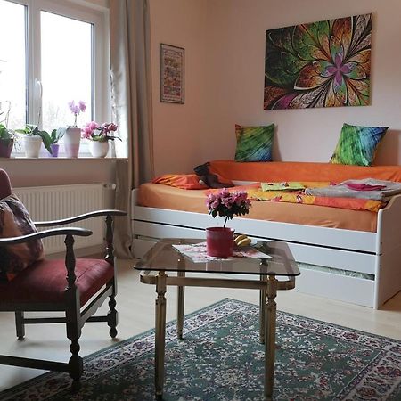 Weltoffenes Privates Gaestezimmer Bei Lgbtq Freundlichen Gastgeber Der Mit In Der Wohnung Lebt Berlín Exterior foto