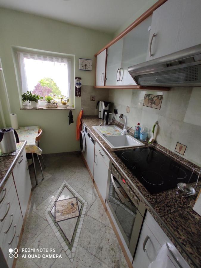 Weltoffenes Privates Gaestezimmer Bei Lgbtq Freundlichen Gastgeber Der Mit In Der Wohnung Lebt Berlín Exterior foto