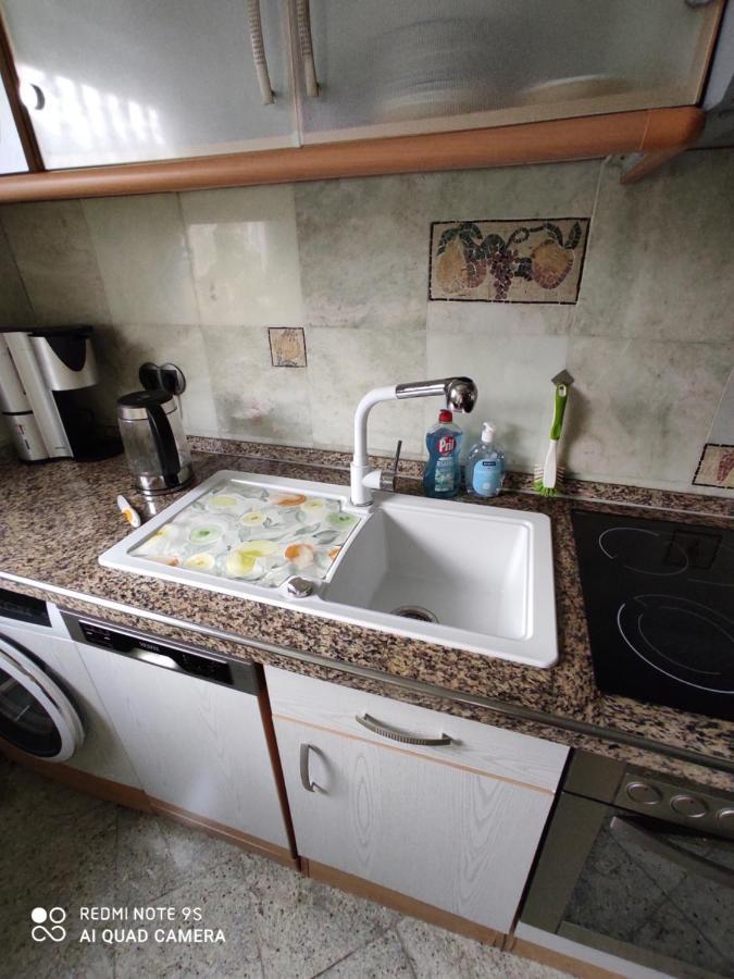Weltoffenes Privates Gaestezimmer Bei Lgbtq Freundlichen Gastgeber Der Mit In Der Wohnung Lebt Berlín Exterior foto
