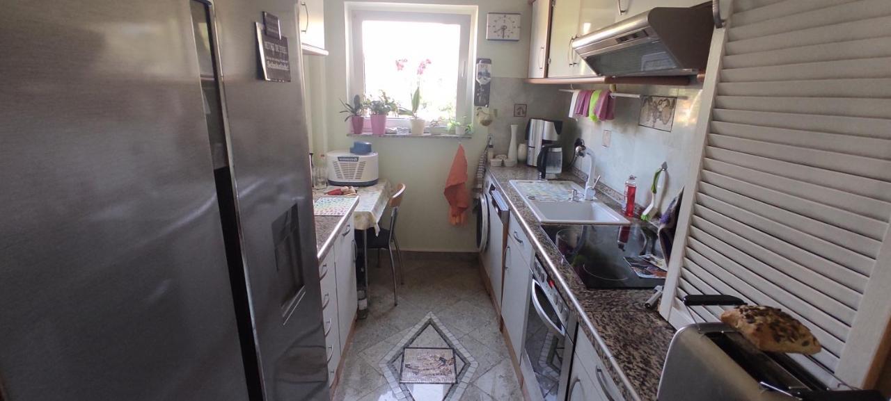 Weltoffenes Privates Gaestezimmer Bei Lgbtq Freundlichen Gastgeber Der Mit In Der Wohnung Lebt Berlín Exterior foto