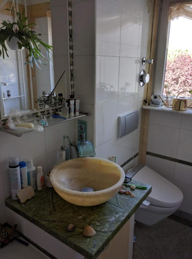 Weltoffenes Privates Gaestezimmer Bei Lgbtq Freundlichen Gastgeber Der Mit In Der Wohnung Lebt Berlín Exterior foto