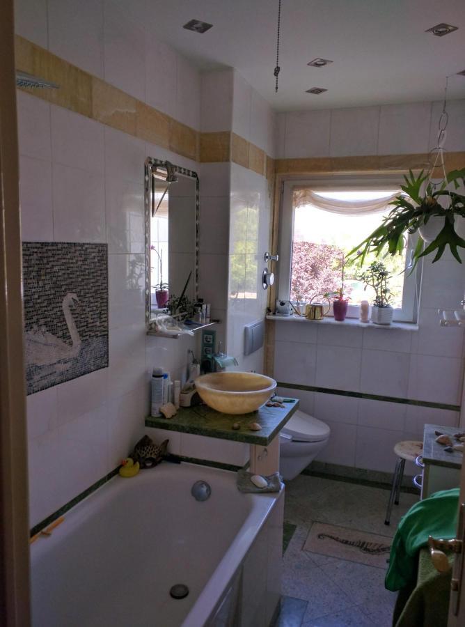 Weltoffenes Privates Gaestezimmer Bei Lgbtq Freundlichen Gastgeber Der Mit In Der Wohnung Lebt Berlín Exterior foto