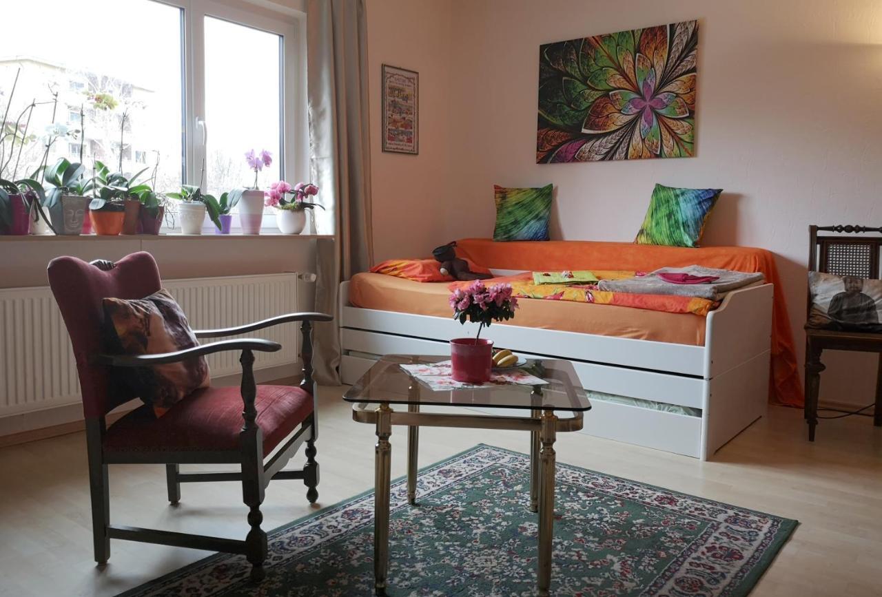 Weltoffenes Privates Gaestezimmer Bei Lgbtq Freundlichen Gastgeber Der Mit In Der Wohnung Lebt Berlín Exterior foto