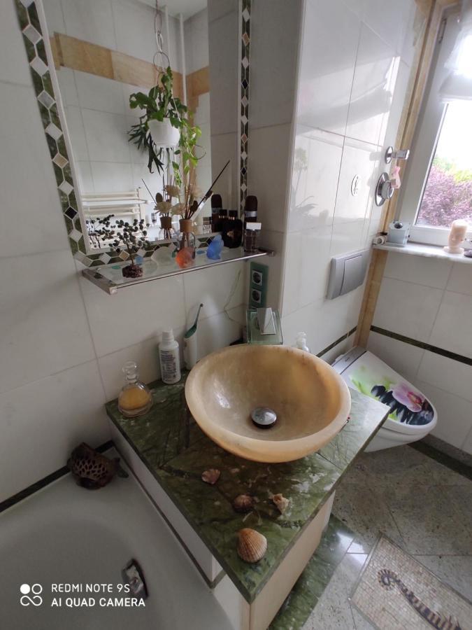 Weltoffenes Privates Gaestezimmer Bei Lgbtq Freundlichen Gastgeber Der Mit In Der Wohnung Lebt Berlín Exterior foto
