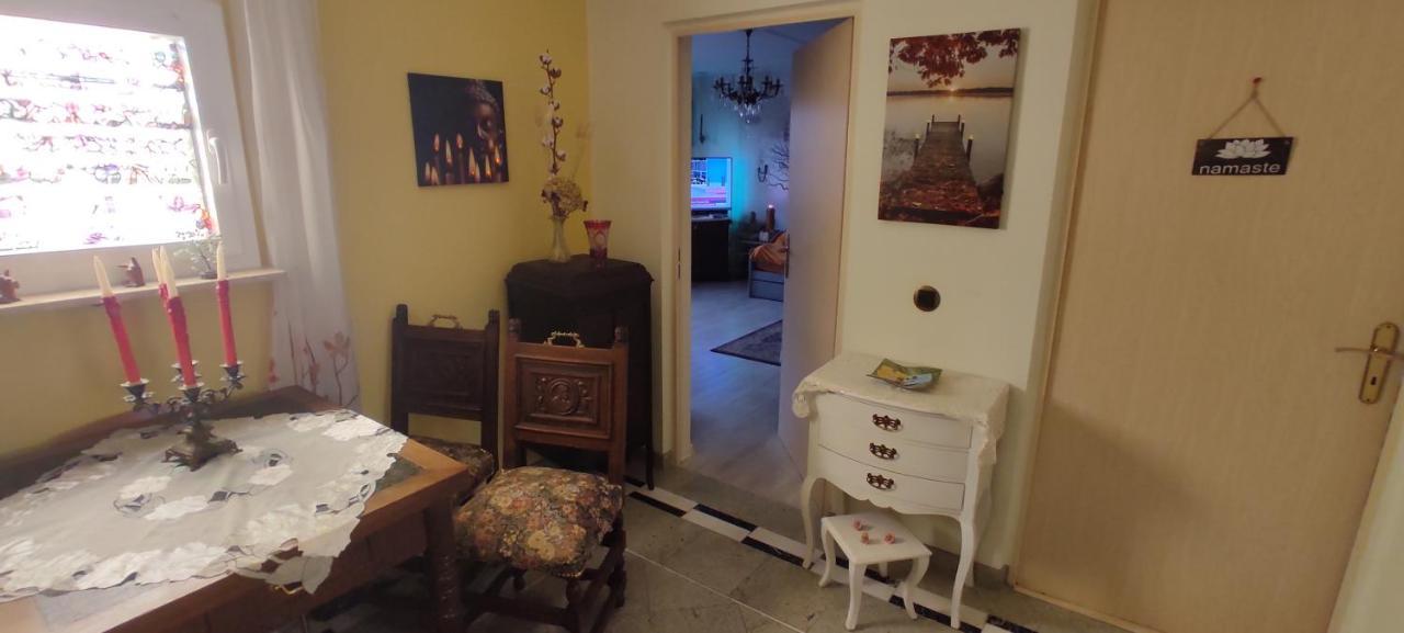 Weltoffenes Privates Gaestezimmer Bei Lgbtq Freundlichen Gastgeber Der Mit In Der Wohnung Lebt Berlín Exterior foto