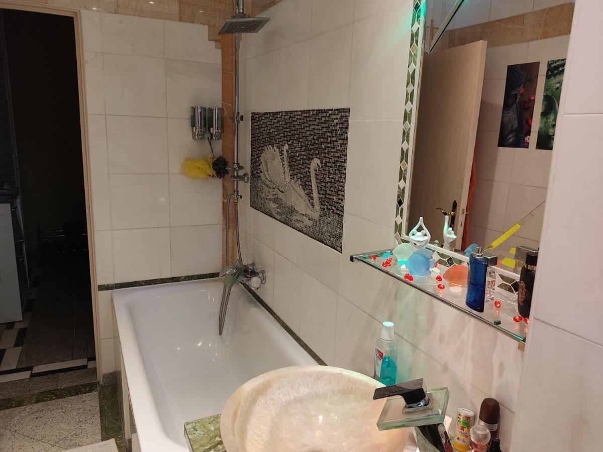 Weltoffenes Privates Gaestezimmer Bei Lgbtq Freundlichen Gastgeber Der Mit In Der Wohnung Lebt Berlín Exterior foto