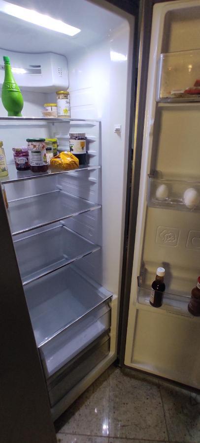 Weltoffenes Privates Gaestezimmer Bei Lgbtq Freundlichen Gastgeber Der Mit In Der Wohnung Lebt Berlín Exterior foto