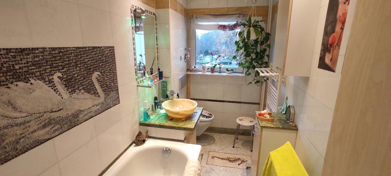 Weltoffenes Privates Gaestezimmer Bei Lgbtq Freundlichen Gastgeber Der Mit In Der Wohnung Lebt Berlín Exterior foto