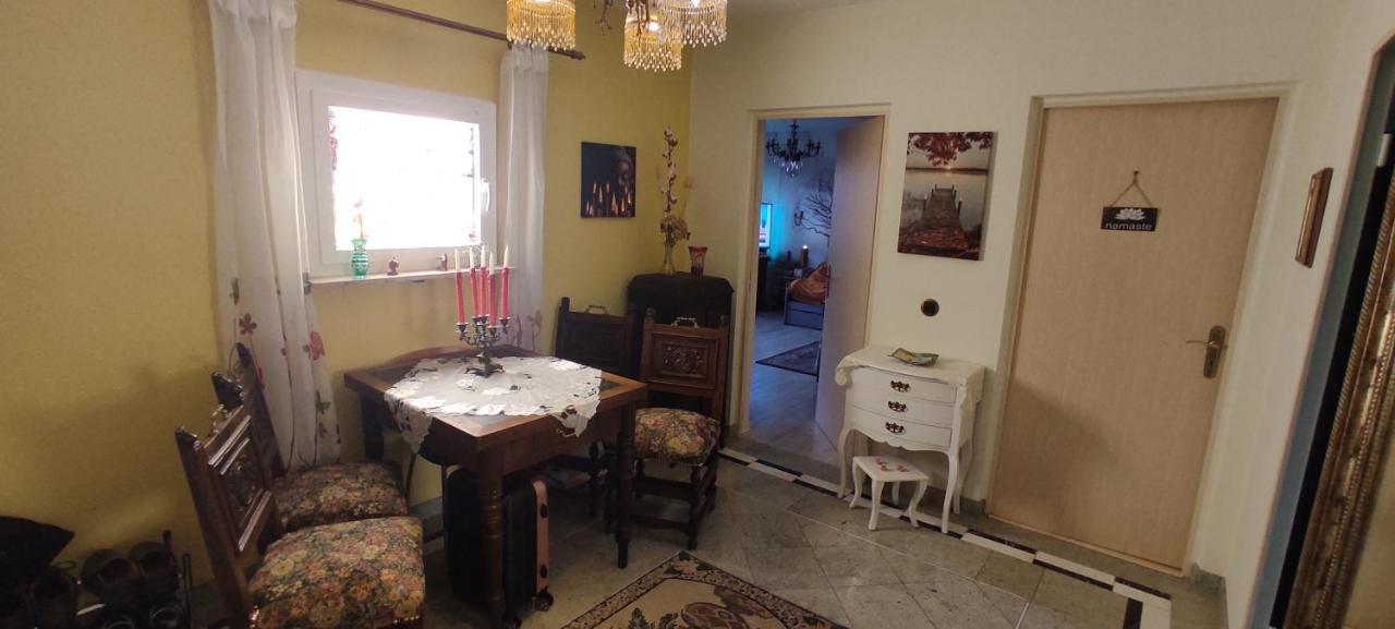 Weltoffenes Privates Gaestezimmer Bei Lgbtq Freundlichen Gastgeber Der Mit In Der Wohnung Lebt Berlín Exterior foto