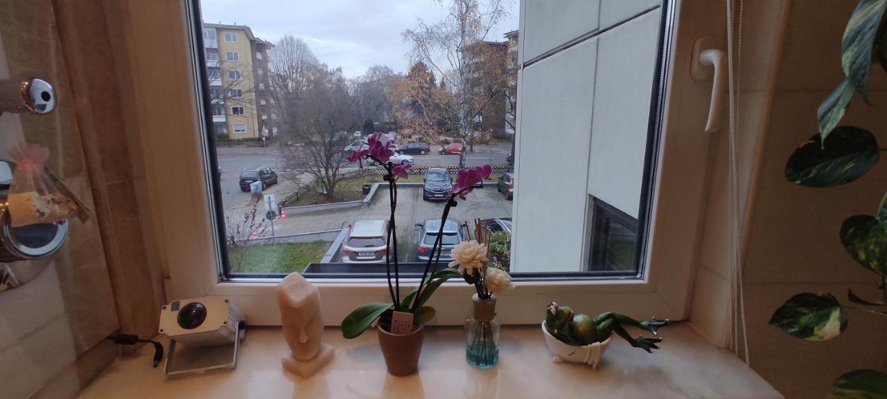 Weltoffenes Privates Gaestezimmer Bei Lgbtq Freundlichen Gastgeber Der Mit In Der Wohnung Lebt Berlín Exterior foto